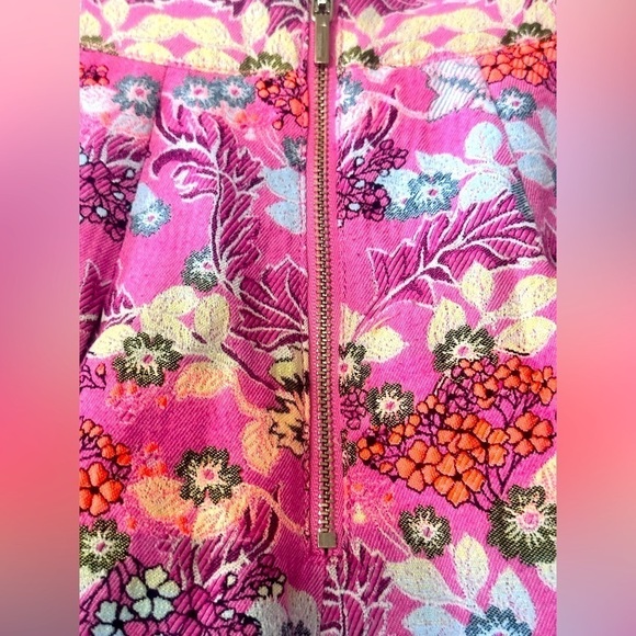 BEBE. SZ 4 Box pleated tapestry skirt. - Picture 3 of 5